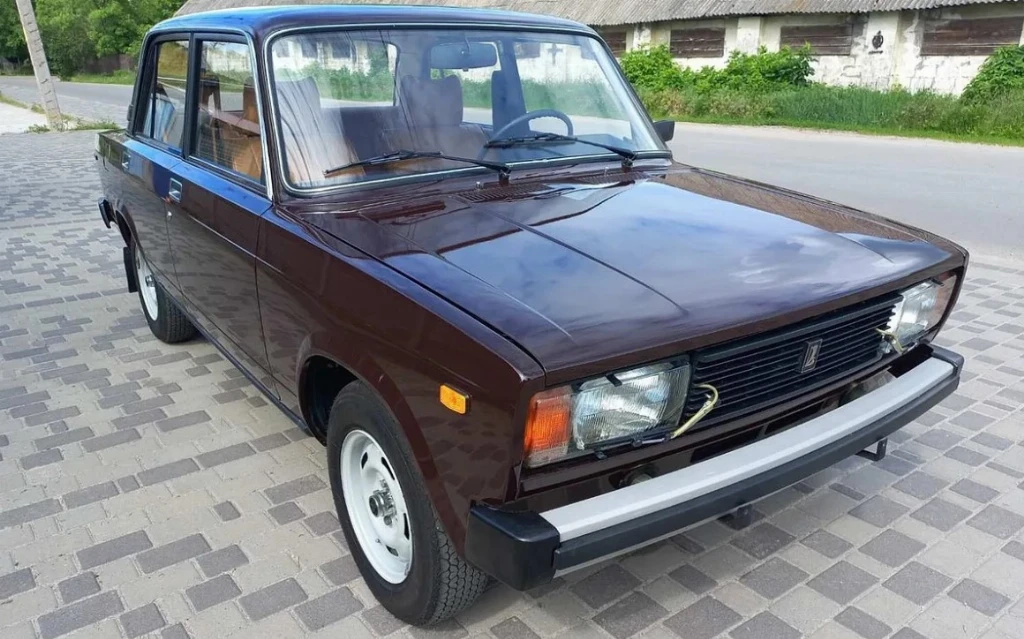 40-річний ВАЗ-2105 продають з пробігом лише 3700 км та кубком Old Car Land (фото)