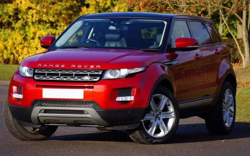 Jaguar Land Rover скорочує виробництво та переходить на електромобілі