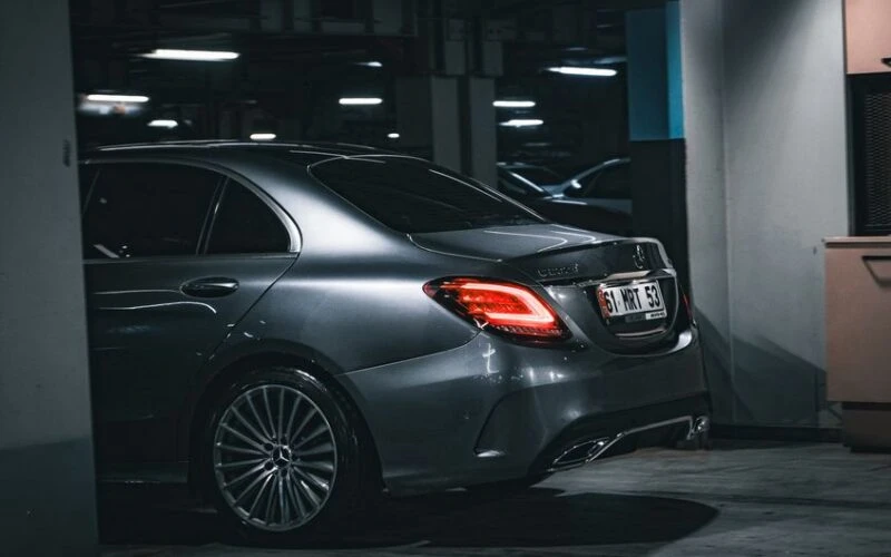 Mercedes-Benz знімає з виробництва седан EQE та S63 E Performance