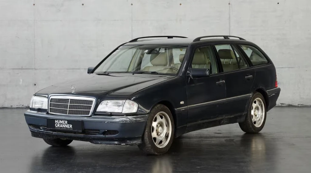 Універсал Mercedes-Benz C230 Нікі Лауди продають за смішні гроші (фото)